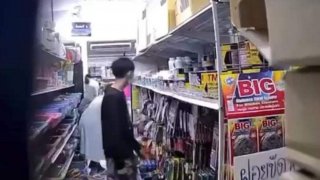 สภาพ! "วัยรุ่นติดดมกาว" อาศัยจังหวะแอบขโมยกาว ยัดใส่ในกางเกง