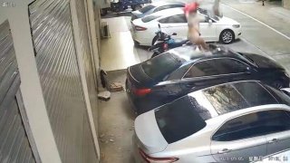 เอาท์ดอร์สุดอันตราย! สาวพลาดท่า ร่วงใส่หลังคารถ ก่อนฝ่ายชายรีบวิ่งเข้าปลอบใจ