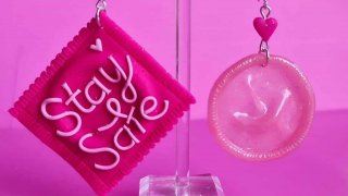 พ่อครับ สอนผมใส่ถุงยางหน่อยครับ