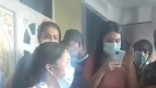 เปิดคลิปชุลมุน! นาที "ลูกแชร์" กระชากหนังหัว "ซ้อปลา" อย่างแรงแทบโยก หลังประกาศเเชร์บ้านออมเงินล้ม