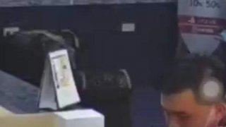 ชายชาวมาเลย์ "ซื้อบุหรี่ไฟฟ้า" ตีเนียนขอเปลี่ยนสินค้า ก่อนคว้านิ้วพนักงานสาวไปดูด