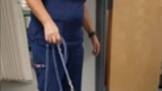 สาวเห็นหมาซึมๆ จึงพาไปหาหมอ อยู่ๆหมาก็อ้วกเอา Sex toy สีชมพูสดใสออกระหว่างการรักษา