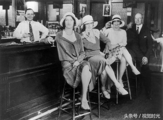 ภาพในอดีตของสาวต่างชาติในบาร์