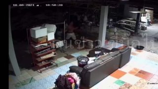 ส่องพ่อตาใจเด็ด​ ใช้มีดอีโต้หวดลูกเขยไม่ยั้งจนหัวแบะ​(คลิป)