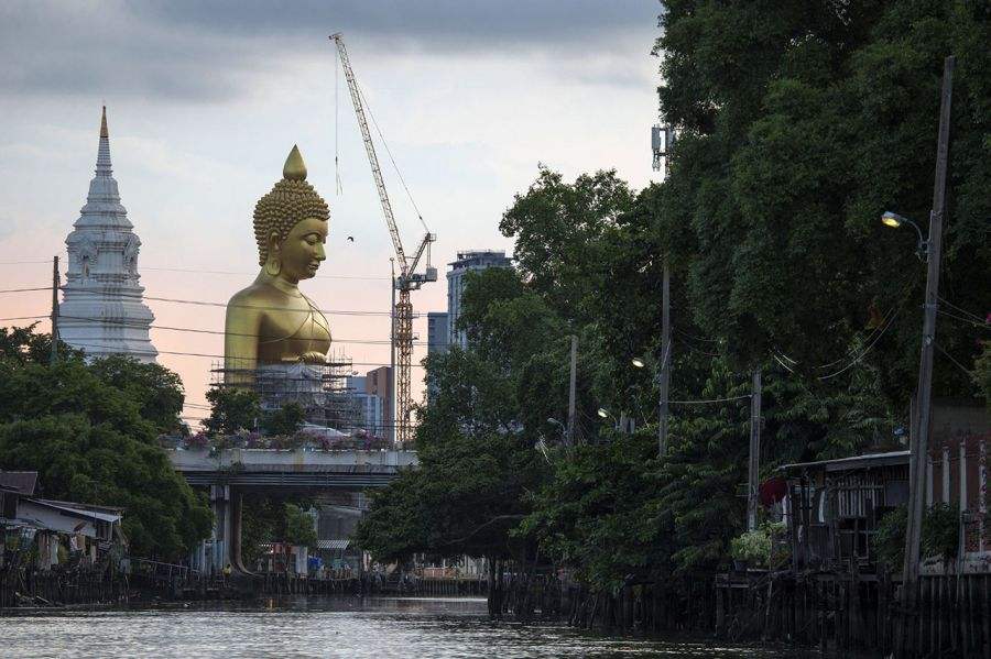 ฝรั่งตะลึง!พระพุทธรูปสูง 69 เมตรที่วัดปากน้ำภาษีเจริญ พระพุทธรูปองค์นี้โดดเด่นเห็นได้จากสถานีรถไฟฟ้าบีทีเอส