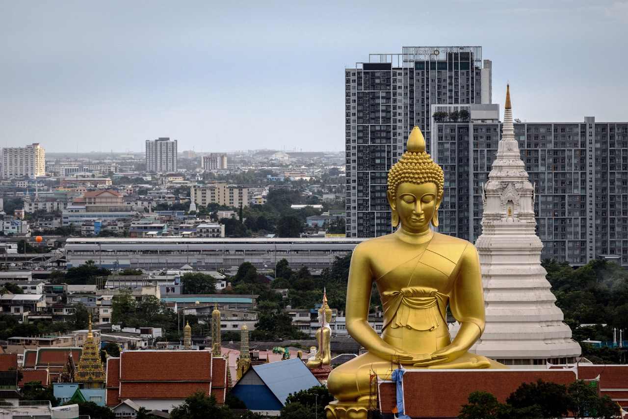 ฝรั่งตะลึง!พระพุทธรูปสูง 69 เมตรที่วัดปากน้ำภาษีเจริญ พระพุทธรูปองค์นี้โดดเด่นเห็นได้จากสถานีรถไฟฟ้าบีทีเอส
