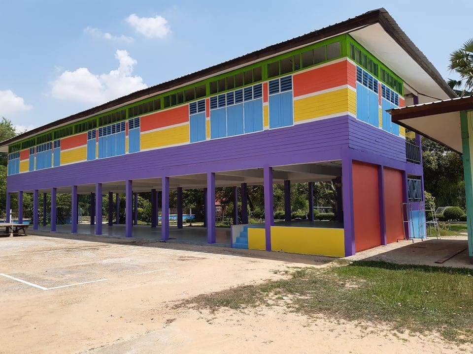 โรงเรียนสลิ่ม!!เมื่อให้ครูศิลปะเลือกสีทาอาคาร