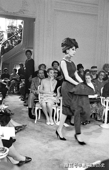 ออเดรย์ เฮปเบิร์น ดาราดังชื่อดังร่วมงานแฟชั่นโชว์ Dior ที่ปารีส
