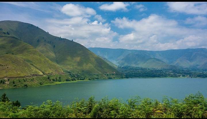 ทะเลสาบโตบาแอ่งยุบปากปล่องของภูเขาไฟใหญ่ประเทศอินโดนีเซียเป็นทะเลสาบภูเขาไฟที่ใหญ่ที่สุดในโลก