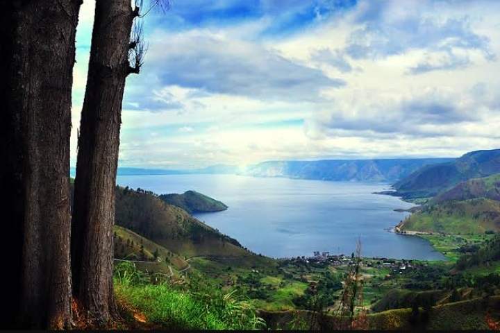 ทะเลสาบโตบาแอ่งยุบปากปล่องของภูเขาไฟใหญ่ประเทศอินโดนีเซียเป็นทะเลสาบภูเขาไฟที่ใหญ่ที่สุดในโลก