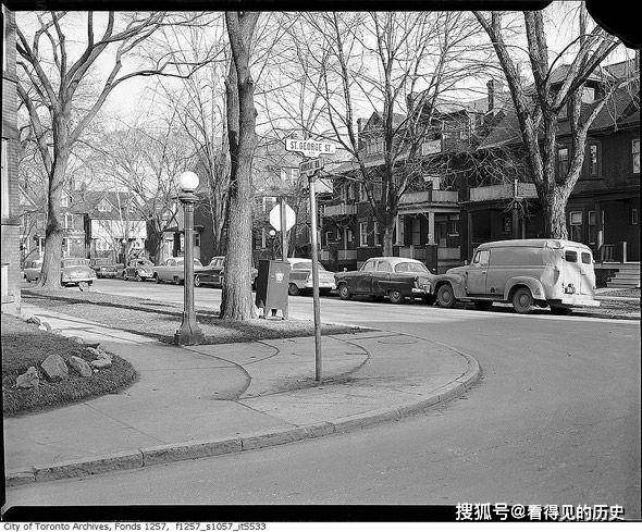 ภาพถ่ายเก่า 50 ปีของโตรอนโต ประเทศแคนาดา ถนนเต็มไปด้วยรถที่จอดอยู่