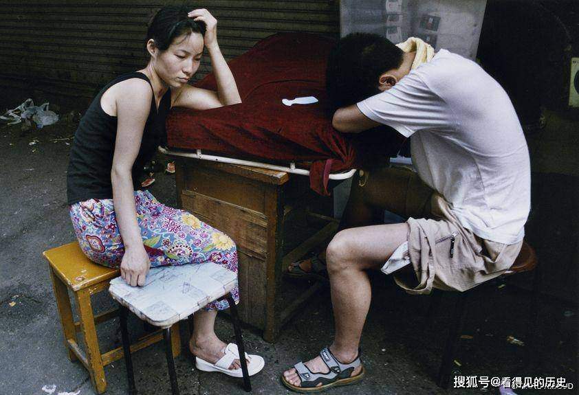 เมืองเซี่ยงไฮ้ ในปี 2549 ถ่ายภาพโดยช่างภาพชาวฝรั่งเศสที่มีชื่อเสียง ซึ่งบันทึกการเปลี่ยนแปลงของเซี่ยงไฮ้