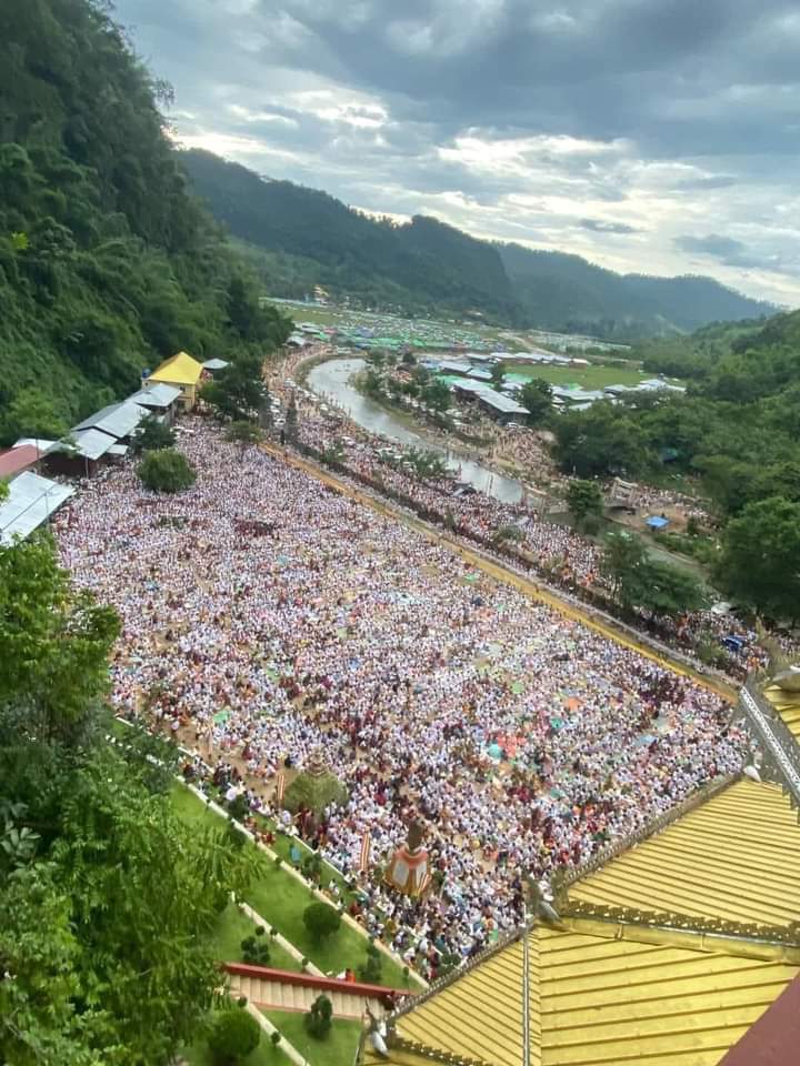 สุดลูกหูลูกตา คนนับแสนรวมตัวนั่งฟัง "ครูบาบุญชุ่ม" แสดงธรรมครั้งแรกหลังออกถ้ำในรอบ 3 ปี 3 เดือน 3 วัน