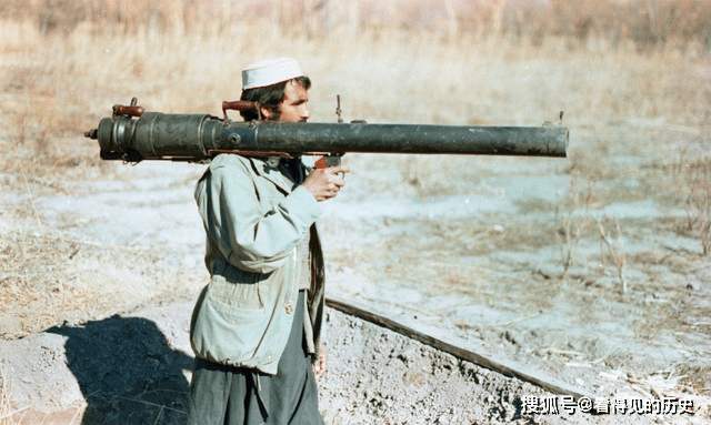 ภาพถ่ายสีเก่า กองโจรอัฟกานิสถานที่ถือ ขีปนาวุธต่อต้านอากาศยาน ต่อสู้กับกองทัพโซเวียต