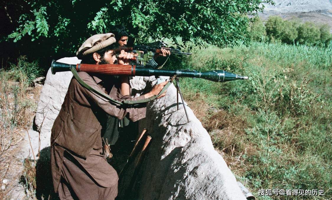 ภาพถ่ายสีเก่า กองโจรอัฟกานิสถานที่ถือ ขีปนาวุธต่อต้านอากาศยาน ต่อสู้กับกองทัพโซเวียต