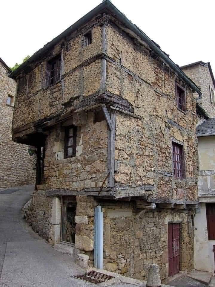 บ้านที่เก่าแก่ที่สุดในฝรั่งเศส อายุราว 700 ปี!!