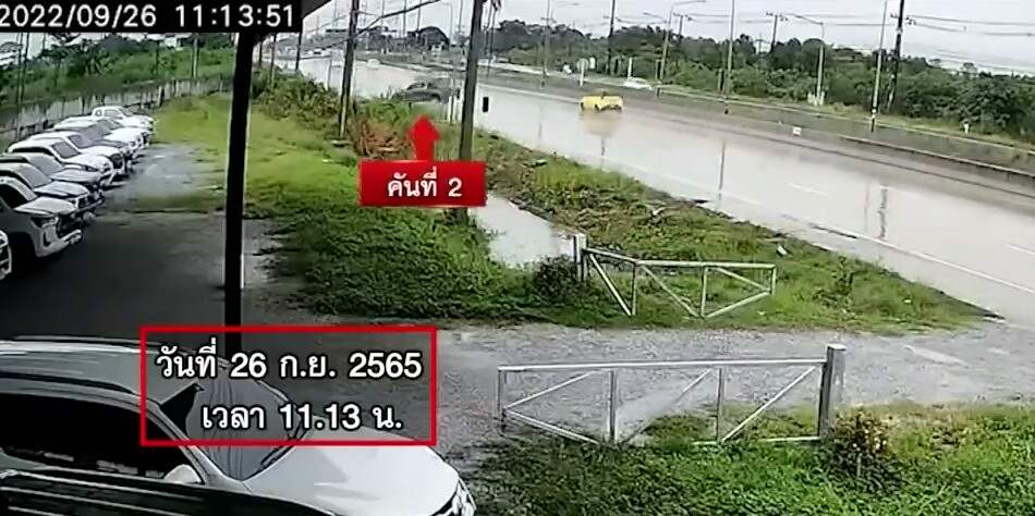 จุดเดียว100กว่าคัน ฝนตกถนนลื่น รถเสียหลักลงคูน้ำ