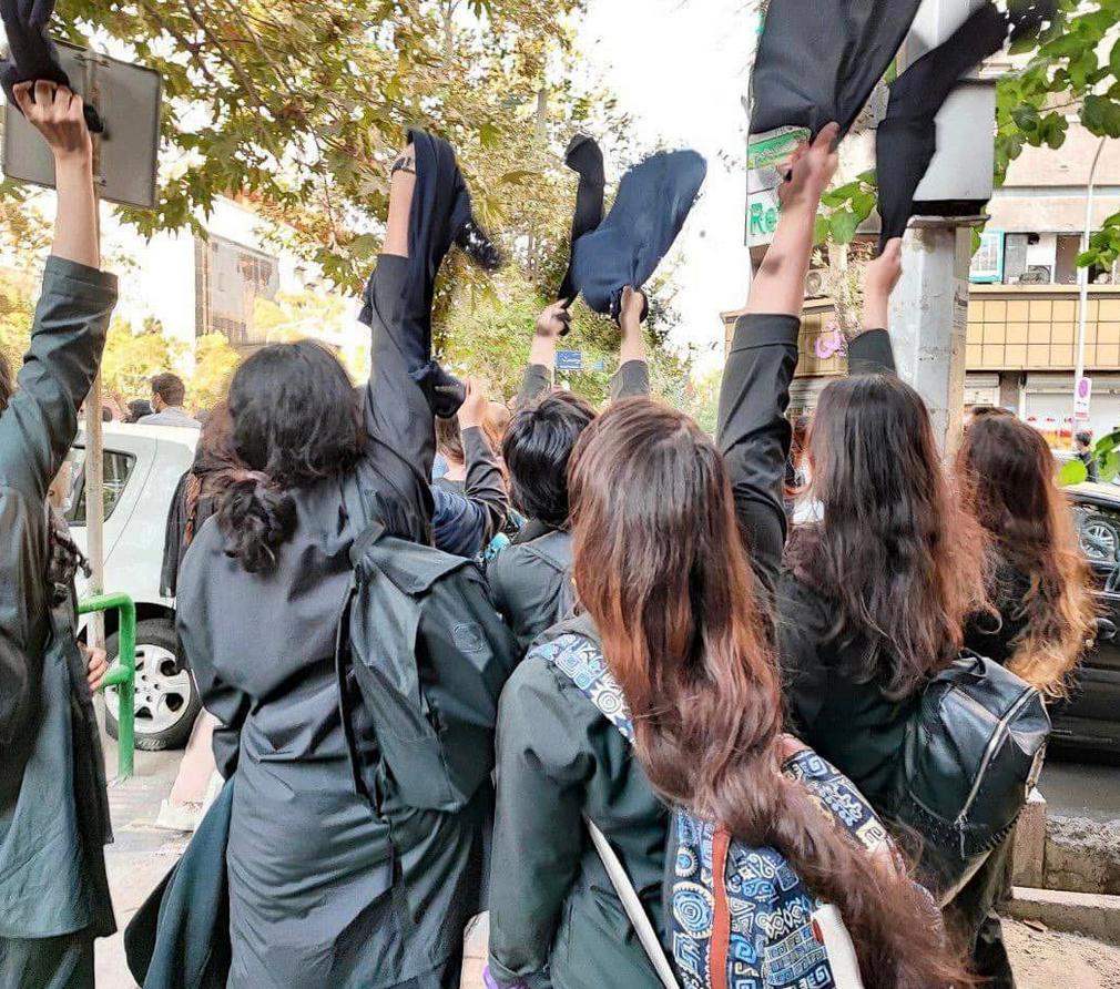 กลุ่มนักเรียนหญิง "อิหร่าน" ถอด "ฮิญาบ" ชูนิ้วกลางให้ผู้นำสูงสุด พร้อมเดินขบวนประท้วงต้านรัฐบาล