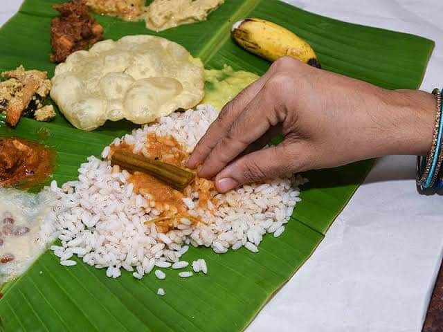 เผยสาเหตุที่ชาวอินเดียนิยมกินอาหารด้วยมือเปล่า..!!