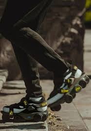รองเท้าคู่ที่เร็วที่สุดในโลก Moonwalkers ซึ่งเป็นรองเท้าที่ใช้พลังงานจากแบตเตอรี่