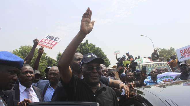 ผู้คนหลายพันคนออกมาประท้วงผลการเลือกตั้งของไนจีเรีย
