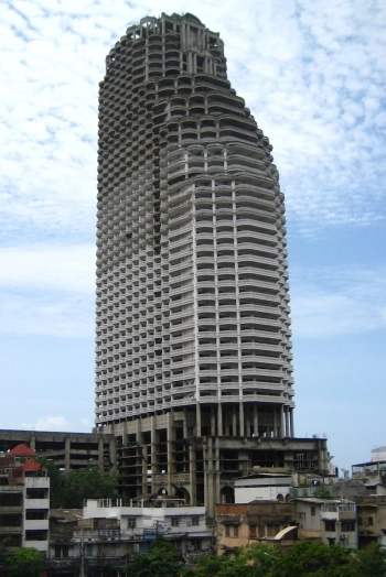 ตึกร้างในตำนานที่ตั้งอยู่ย่านใจกลางเมืองกรุงเทพมหานคร