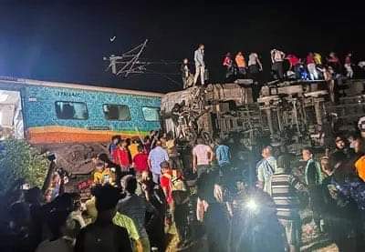 ด่วน! เกิดโศกนาฏกรรมรถไฟชนกัน ที่อินเดีย เสียชีวิตแล้ว 207 ราย บาดเจ็บกว่า 850 คน มีคนติดค้างในขบวนรถอีกไม่ทราบจำนวน