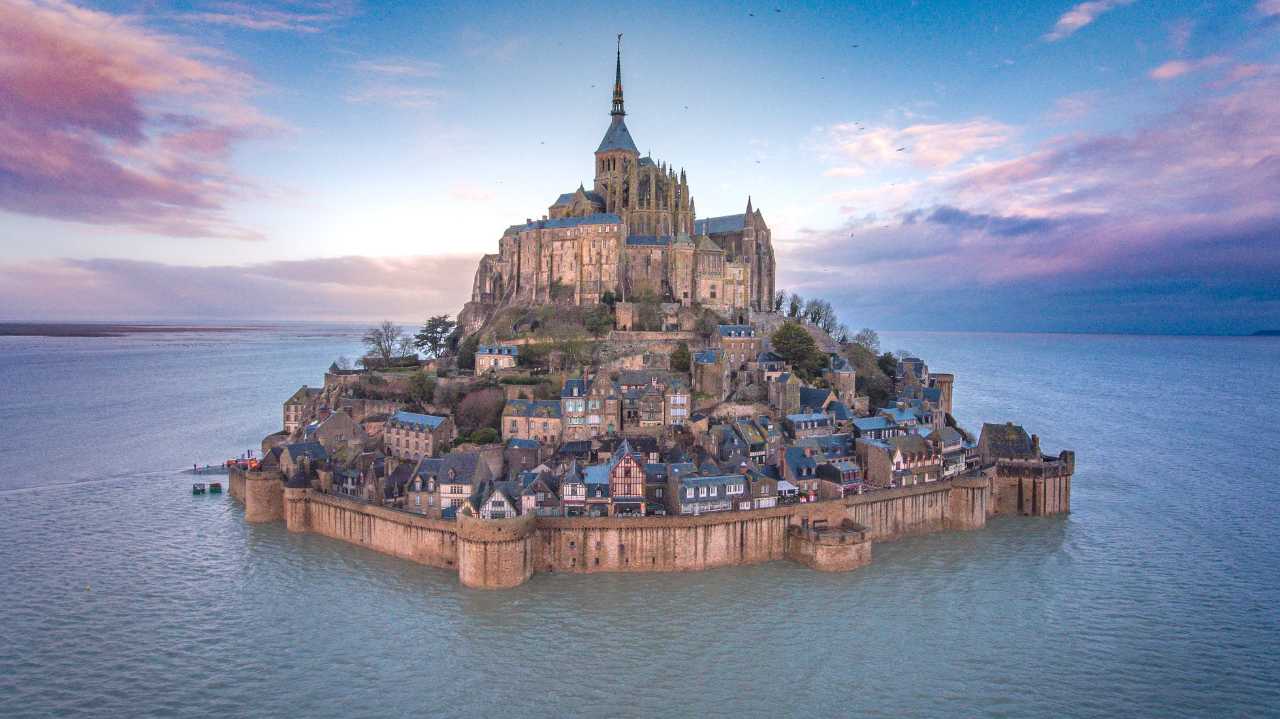 วิหารบนเกาะที่สวยงามและมีชื่อเสียงโด่งดังมากของประเทศฝรั่งเศส