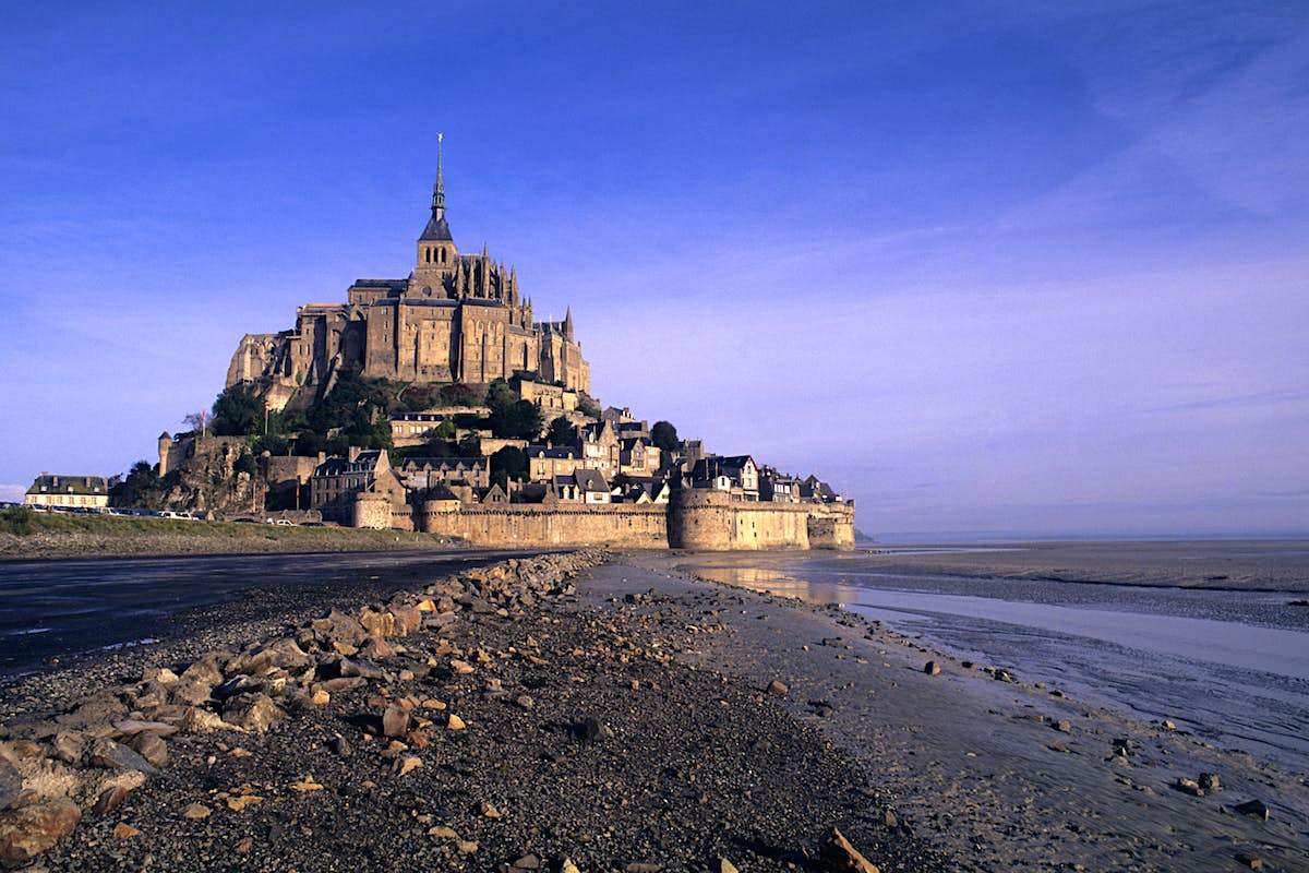 วิหารบนเกาะที่สวยงามและมีชื่อเสียงโด่งดังมากของประเทศฝรั่งเศส