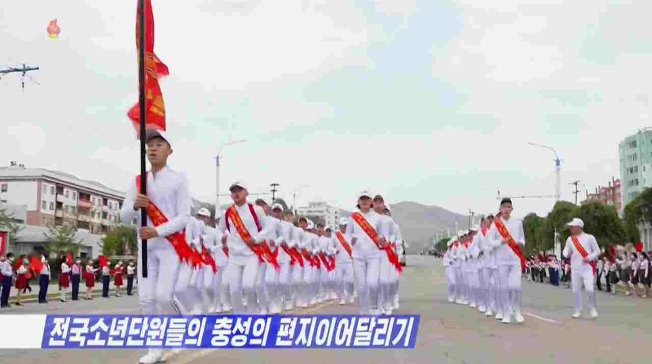 เยาวชนเกาหลีเหนือบริจาคเครื่องยิงจรวดให้กองทัพ