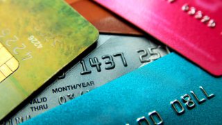 ไปต่างประเทศใช้บัตรไหนดี บัตรเครดิต vs บัตรเดบิต vs travel card