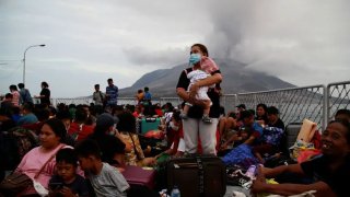 อินโดนีเซียสั่งอพยพคนนับหมื่น หวั่นภูเขาไฟบนเกาะรูอังระเบิด