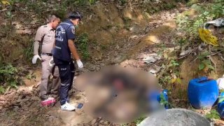 สลด! ลุงวัย 52 ถูกพบเป็นศพในสวนยางบนภูเขา ตร.เร่งหาสาเหตุ