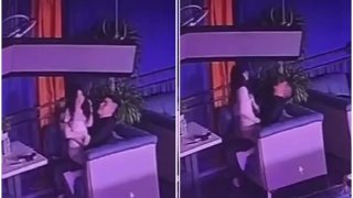 ลูกค้าหนุ่มจับพนักงานสาวโยกบนโซฟา