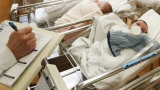 คลอดลูกที่ รพ. ขณะทำคลอดพยาบาลทำทารกหลุดมือเสียชีวิต