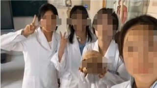 นักศึกษาแพทย์มองโกเลียโพสต์ภาพถือกะโหลกอาจารย์ใหญ่ ชาวเน็ตถามหาจริยธรรม