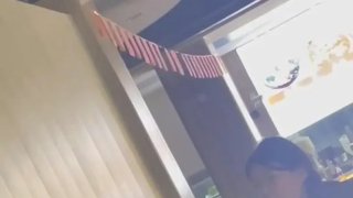 หนุ่มสาวไต้หวันจัดหนักในร้านอาหารท่ามกลางสายตาลูกค้าเต็มร้าน