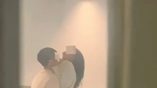 ภาพหลุด นศ.มหาวิทยาลัยเฉิงต้ากอดจูบกันอย่างดื่มด่ำในห้องเรียน