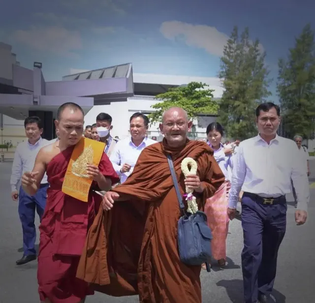 หลวงตาสุจ” ถึงกัมพูชาแล้ว! สมเด็จฮุน มาเนต ต้อนรับอบอุ่น เชิญภิกษุ-พี่น้องกัมพูชาที่ถูกดูแคลนในไทยกลับบ้านเกิด