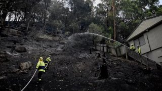 เจ้าหน้าที่ดับเพลิงเสียชีวิต หลังไฟป่าประเทศออสเตรเลีย เผาทำลายบ้านเรือนใน 2 รัฐ