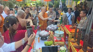 พลังศรัทธาแน่นวัด! หล่อพระกำแพงศอกวัดสว่างอารมณ์ คอหวยแห่กว้านซื้อเลขวันเกิด "หลวงพ่อแป๊ะ"