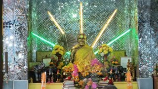 สาธุศรัทธา! แห่ส่องเลขเด็ดขันน้ำมนต์ "หลวงพ่อเปี๊ยก วาจาสิทธิ์" ในพิธีไหว้ครูวัดหนองสะแก