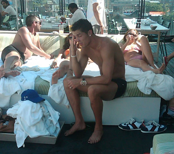 รูปภาพ โรนัลโด้ โชว์ซิกแพ็ค
วันสบายๆสไตล์ คริสเตียโน โรนัลโด้