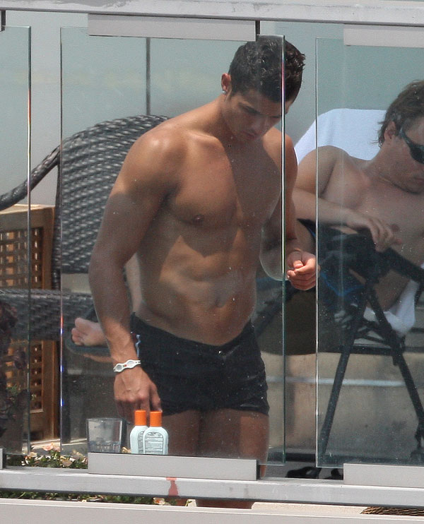 รูปภาพ โรนัลโด้ โชว์ซิกแพ็ค
วันสบายๆสไตล์ คริสเตียโน โรนัลโด้