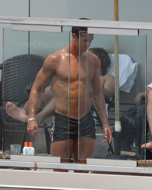 รูปภาพ โรนัลโด้ โชว์ซิกแพ็ค
วันสบายๆสไตล์ คริสเตียโน โรนัลโด้