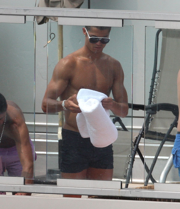 รูปภาพ โรนัลโด้ โชว์ซิกแพ็ค
วันสบายๆสไตล์ คริสเตียโน โรนัลโด้