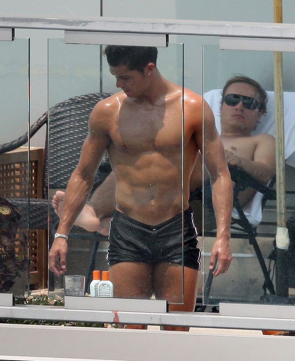 รูปภาพ โรนัลโด้ โชว์ซิกแพ็ค
วันสบายๆสไตล์ คริสเตียโน โรนัลโด้