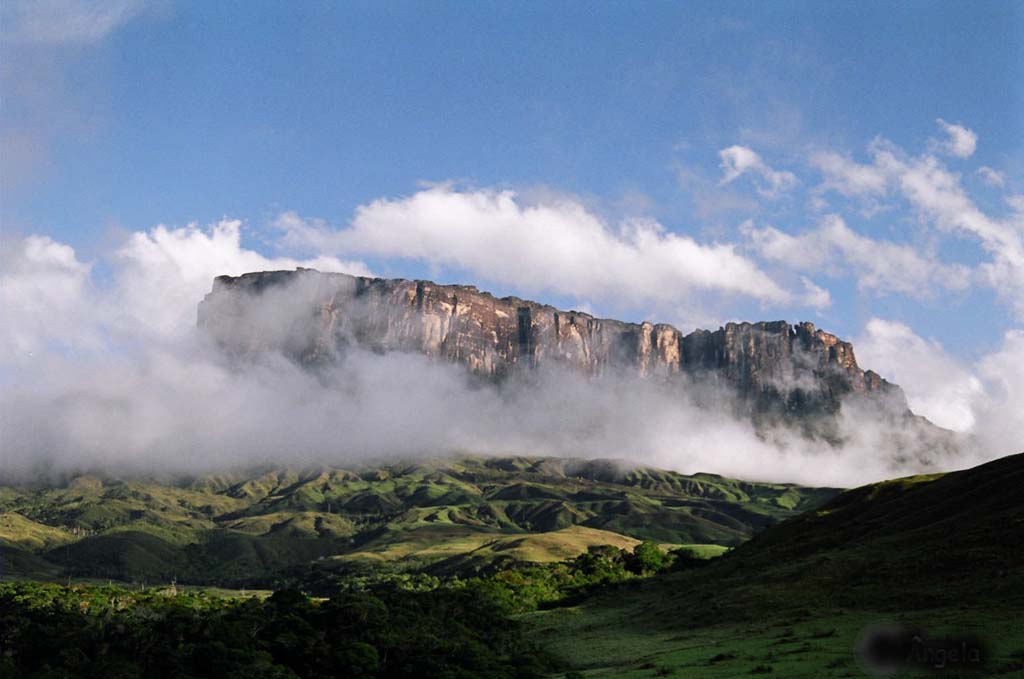 ผาสูงตระหง่านฟ้า Mount Roraima ภูเขายอดแบน รูปโต๊ะ