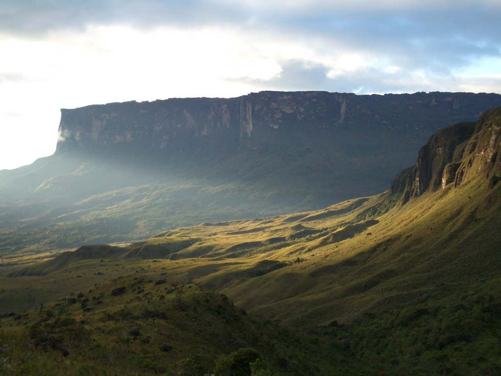 ผาสูงตระหง่านฟ้า Mount Roraima ภูเขายอดแบน รูปโต๊ะ