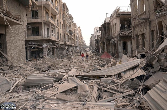 ซากปรักหักพัง: ถนนใน Aleppo คือมวลของเศษหลังจากการโจมตีของวันนี้